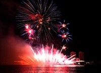 Fireworks light up the night sky above the Han River in the central city of Da Nang. The French team wins the first prize at the International Fireworks Competition. (Photo:SGGP)